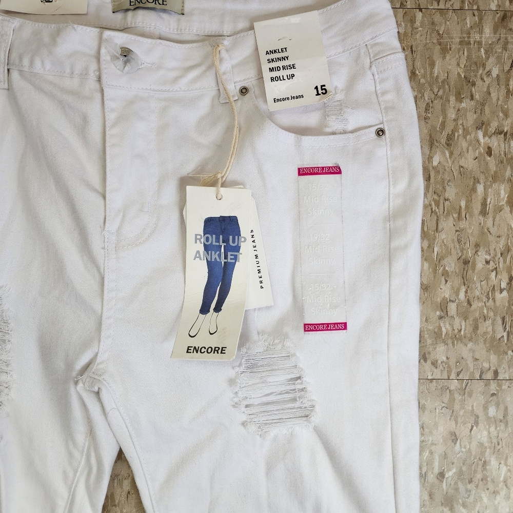 NWT Encore white distressed jeans